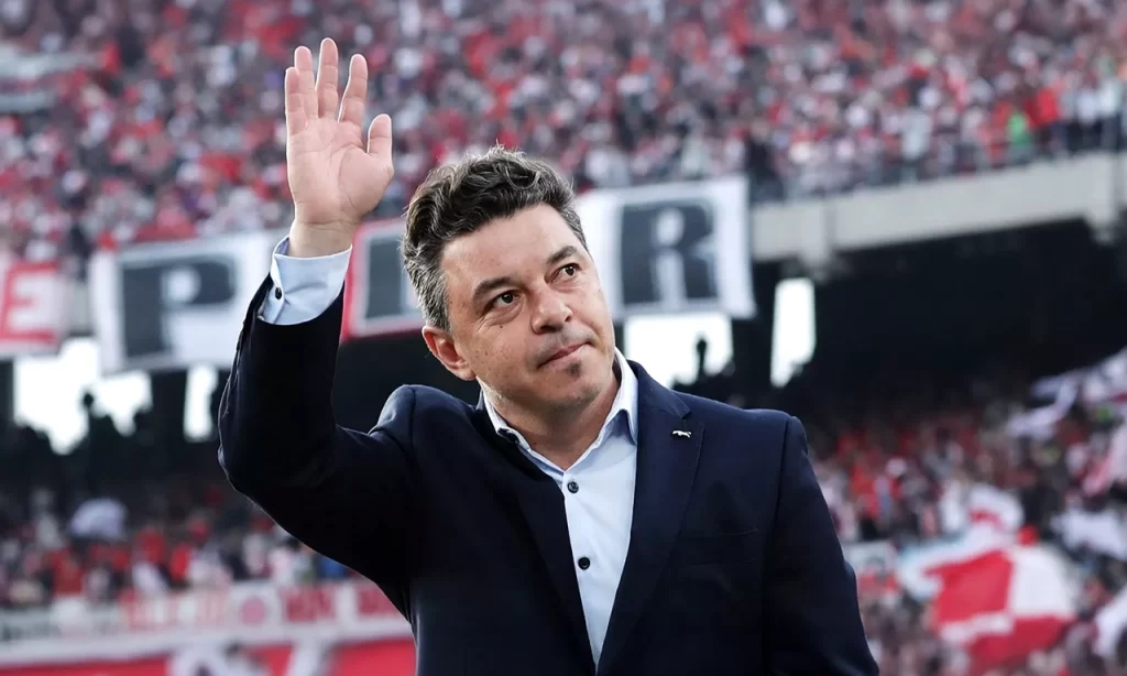 Marcelo Gallardo saludando a la tribuna en el Monumental