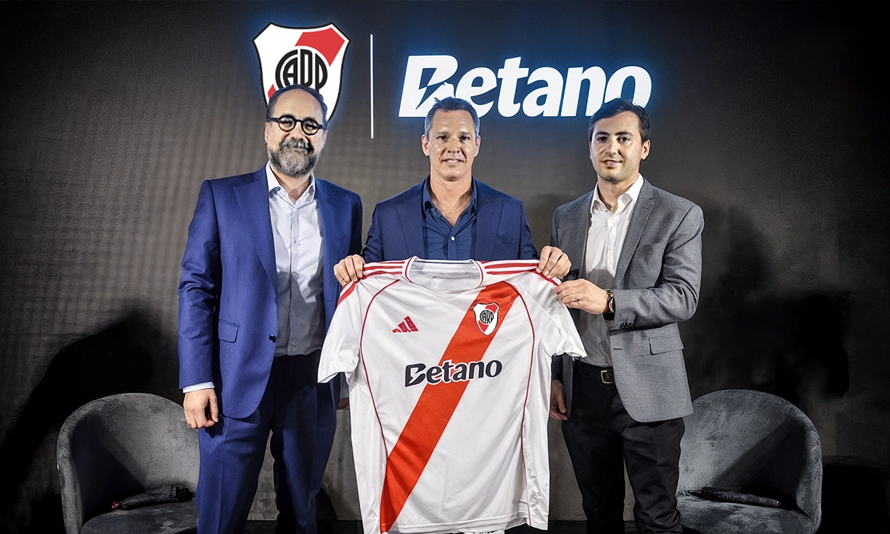 Iglesias, representante de la firma Betano, Brito y Di Carlo representantes de River Plate