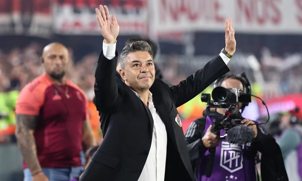 Marcelo Gallardo saludando a la tribuna de River