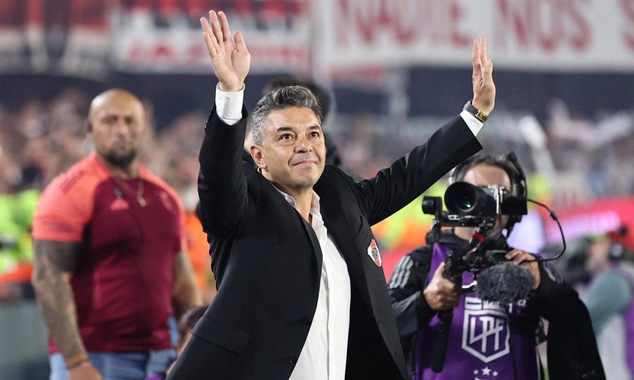 Marcelo Gallardo saludando a la tribuna de River