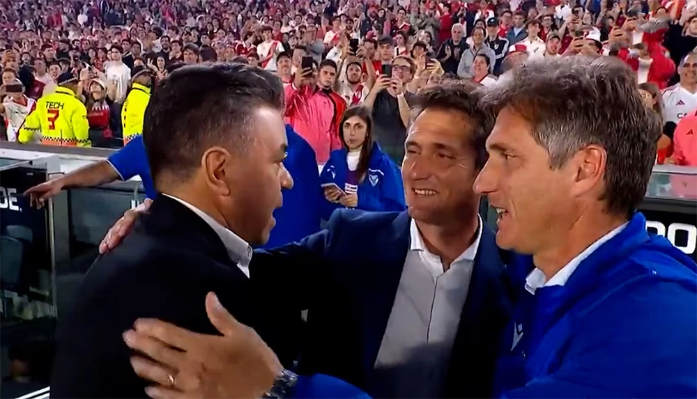 Marcelo Gallardo saludando a los mellizos Barros Schelotto