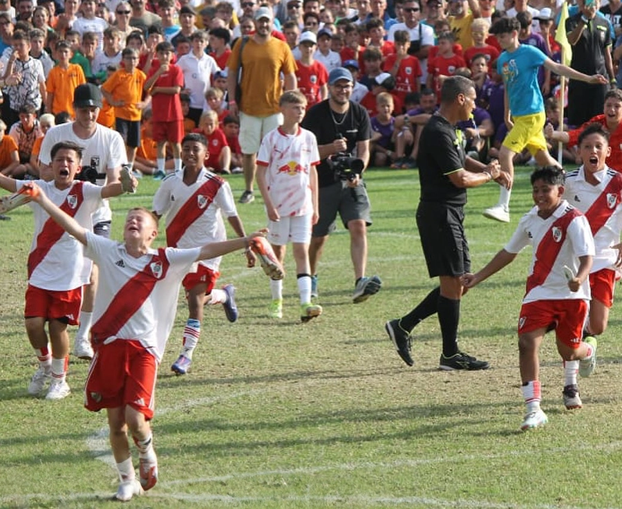 festejo del fútbol formativo de River Plate en Italia