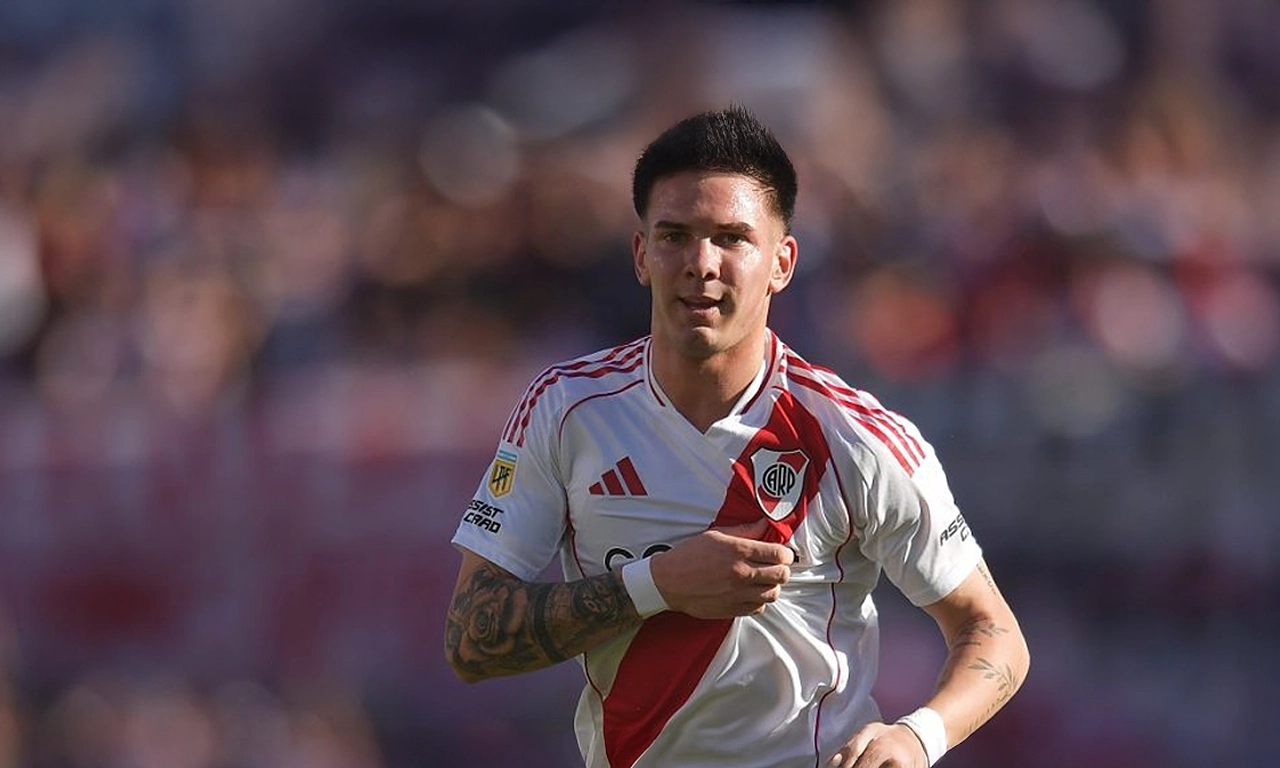 Mastantuono festejando un gol con la camiseta de River