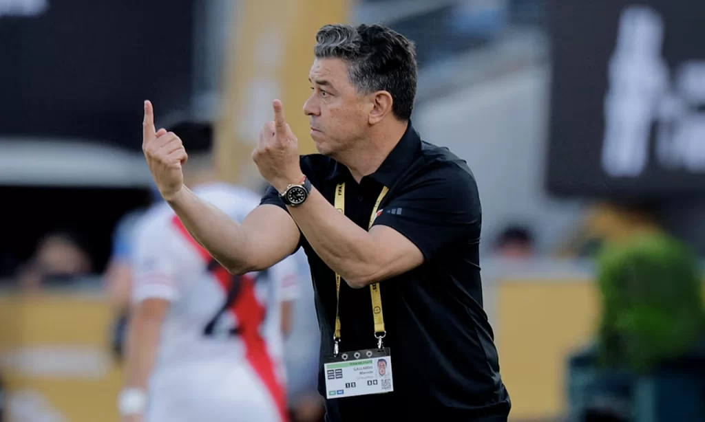Marcelo Gallardo dirigiendo el partido ante Rayados de Monterrey
