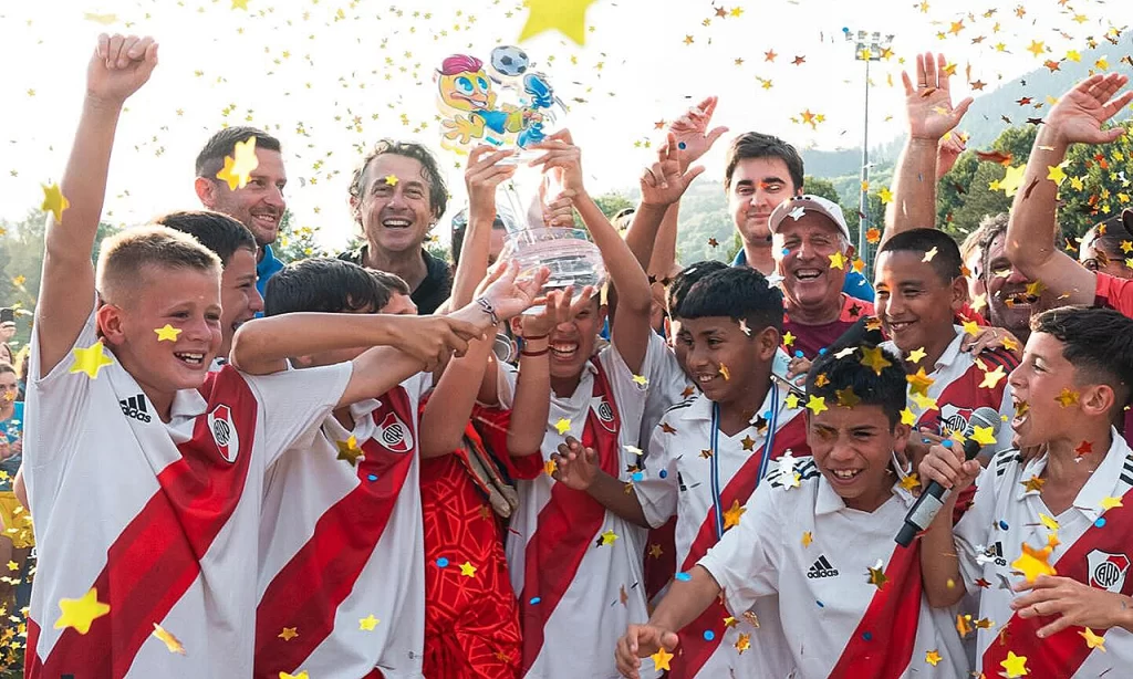 el equipo de fútbol formativo de River tricampeón en Italia