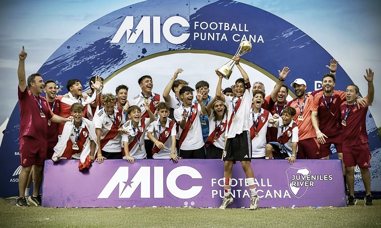 división sub-13 de River Plate festejando su campeonato en Punta Cana