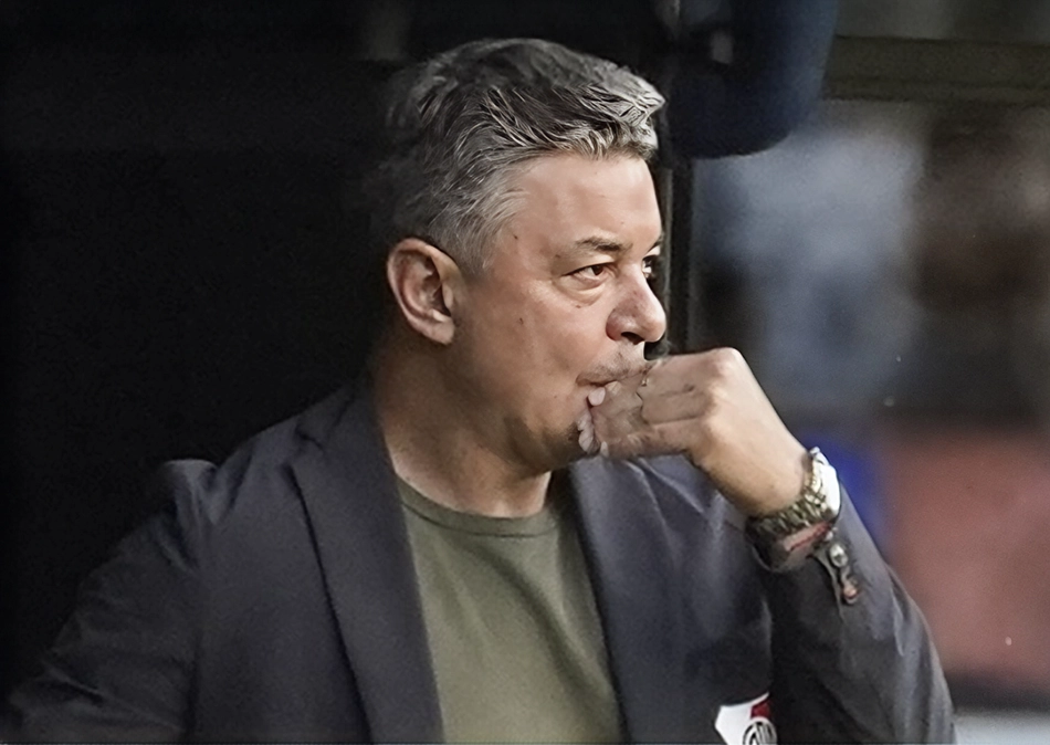 Gallardo pensativo en el banco de suplentes