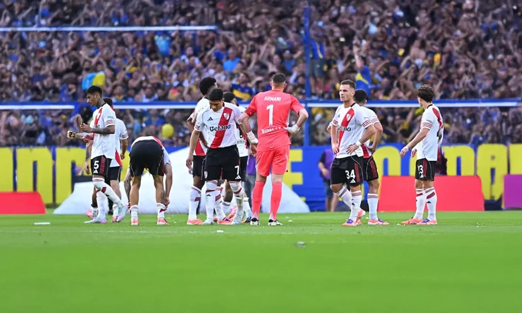 Plantel de River tras la derrota con Boca