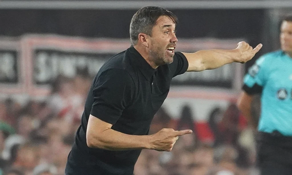 Chacho Coudet dirigiendo River vs Sarmiento