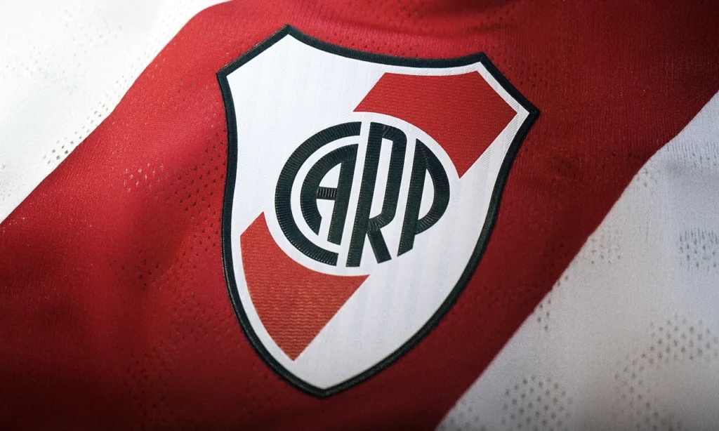 escudo de River en camiseta