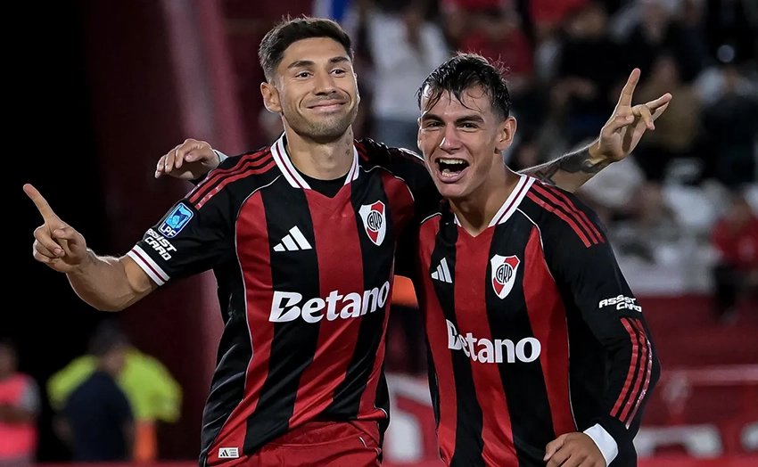 Montiel y Freitas festejan el gol del triunfo ante Huracán
