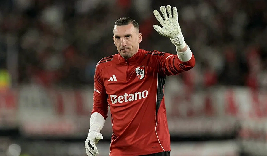 Franco Armani saludando a la hichada de River