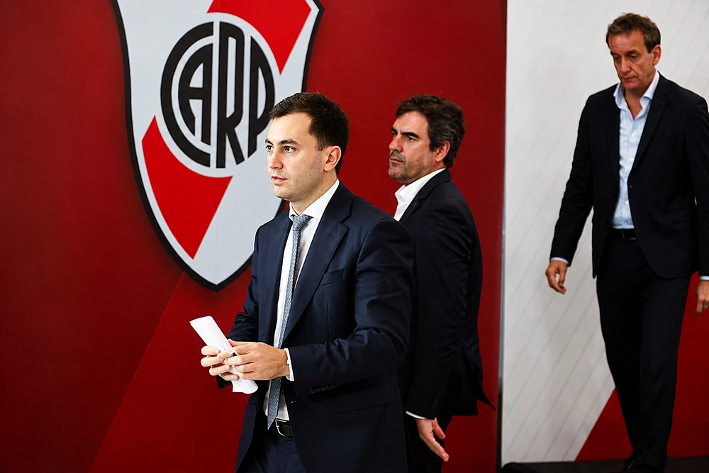 Stefano Di Carlo y dirigentes de River en la conferencia de prensa