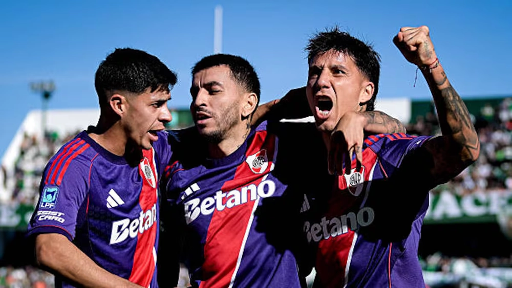 Galván, Correa y Driussi festejan el primer gol de River ante Banfield