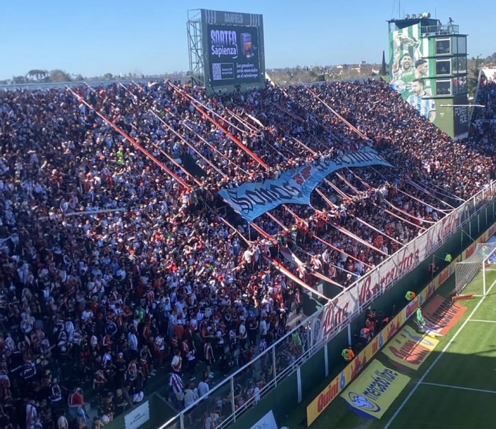 la gente de River copó la tribuna visitante en Banfield