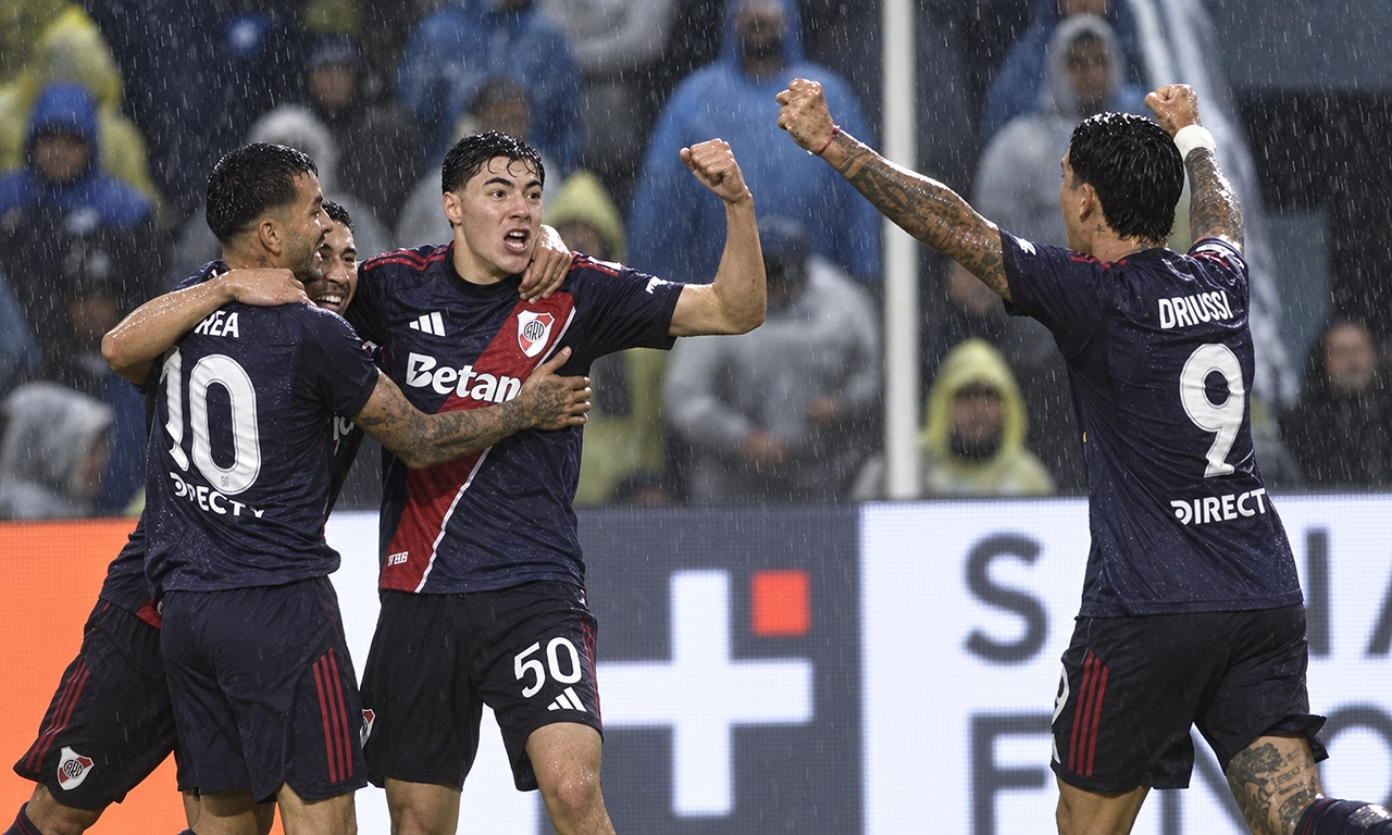 River ganó a Atlético Tucumán bajo la lluvia