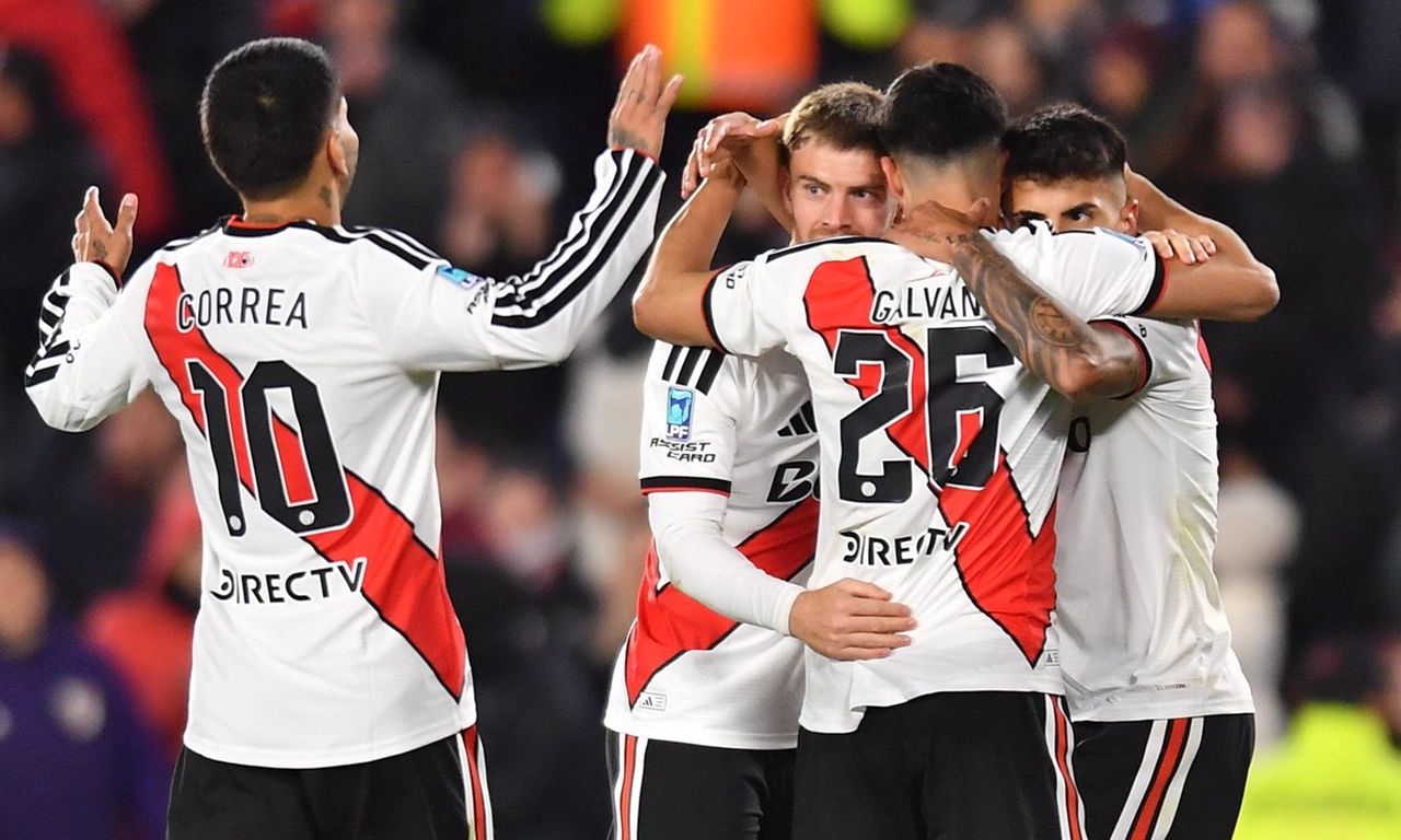 Festejo de jugadores de River en el gol frente a Independiente Rivadavia de Mendoza