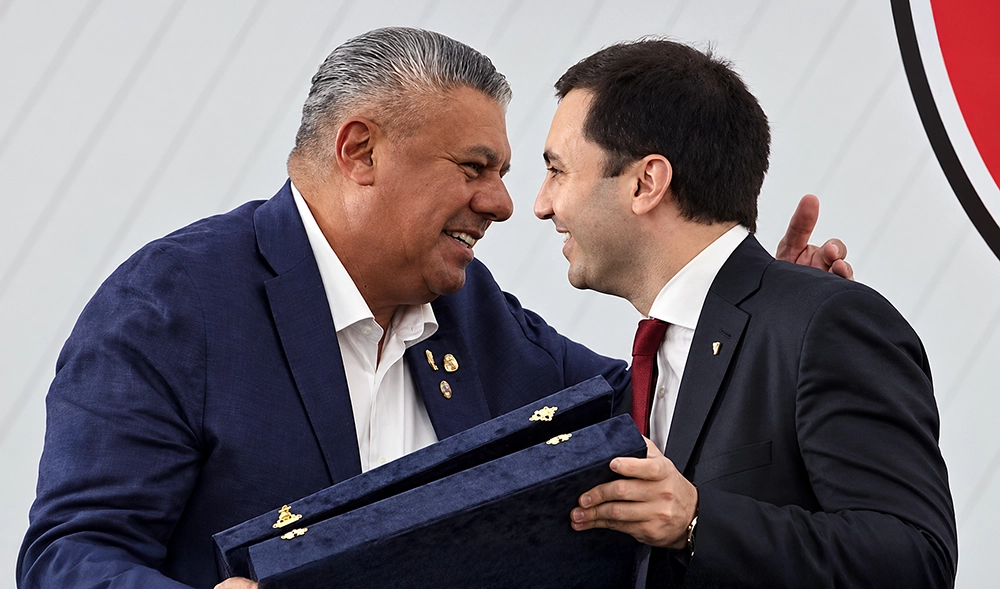 Chiqui Tapia abrazando a Stefeno Di Carlo
