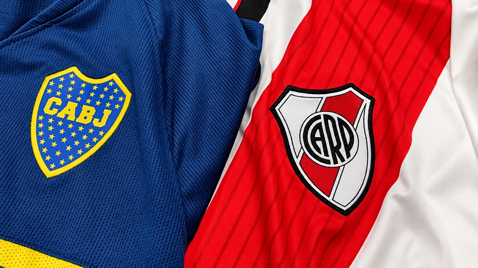 detalle de camisetas de river y boca con sus escudos