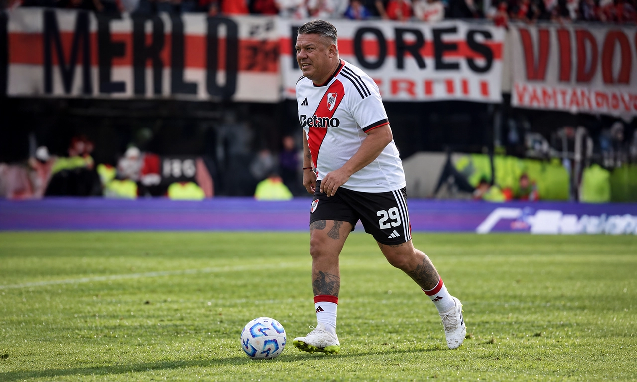 chiqui tapia con camiseta de river